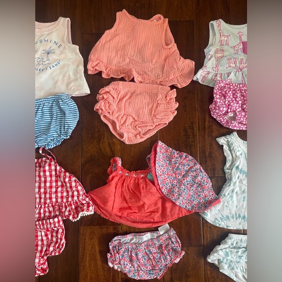 Excellent condition! Lot of 6 baby girl 6-9 month two piece outfits. - Picture 3 of 4